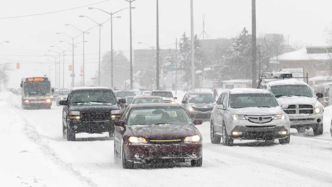 Скорость движения автомобилей зимой предложено снизить