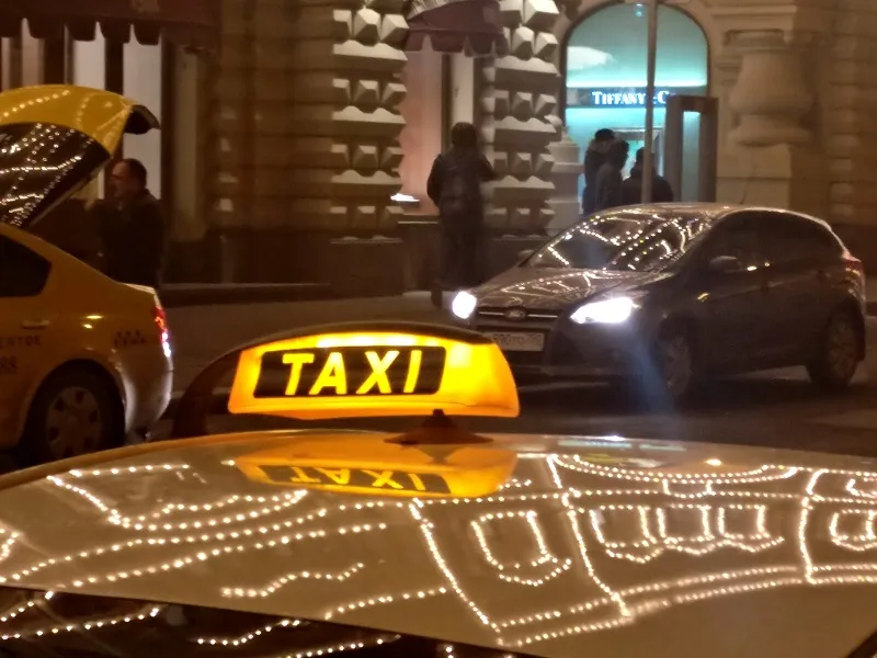 В Крыму таксист развел клиента на кутеж и обобрал его