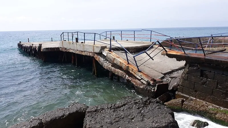 Причал для прогулочных катеров рухнул в Крыму