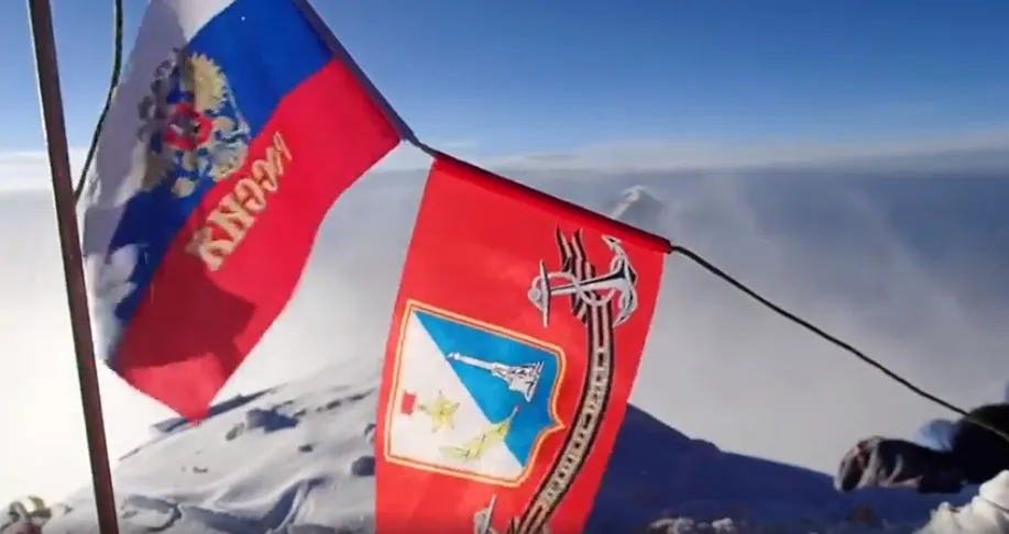Снежный барс Юрий Круглов водрузил флаг Севастополя на Эвересте