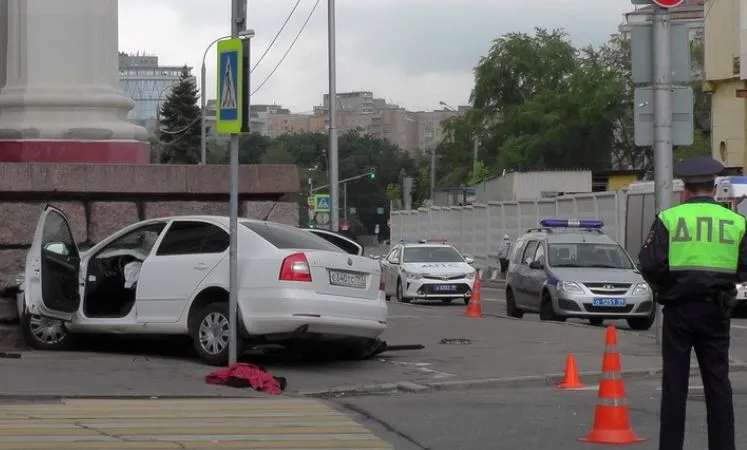 В Москве при наезде автомобиля на здание театра погиб один человек