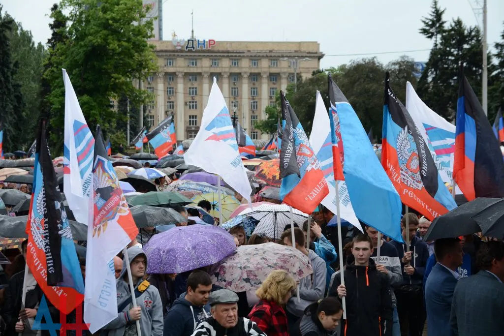 Жители ДНР на митинге в центре Донецка почтили память жертв первого авианалета ВСУ на город