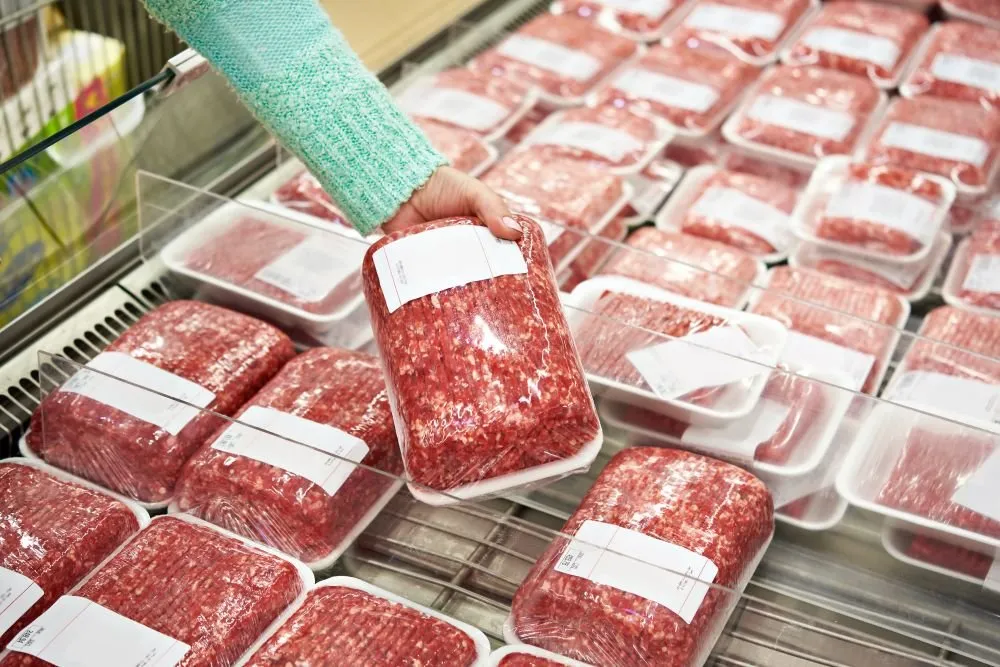 Роскачество нашло в мясном фарше антибиотики и листерии