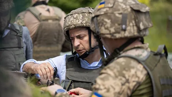 Зеленский заявил, что Украина ведет "две войны"
