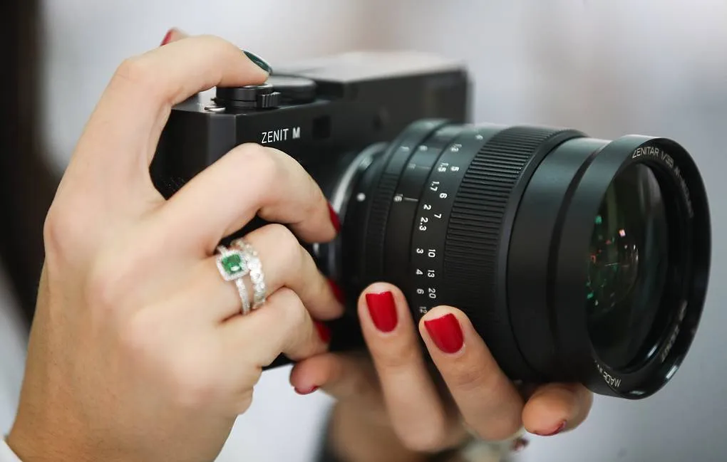 В России начались продажи обновленных фотоаппаратов "Зенит" 