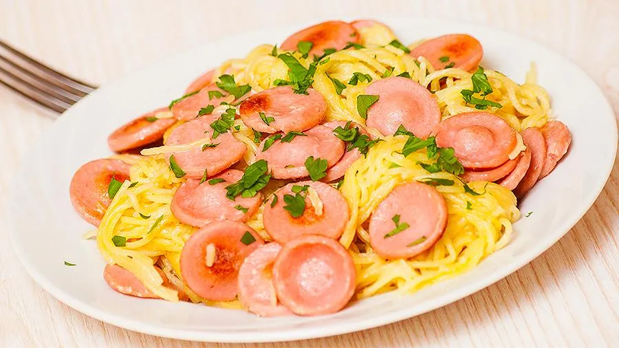 Россиян призвали не кормить детей сосисками и макаронами