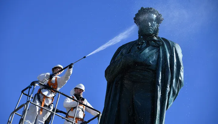 220 лет Пушкину: Александр Сергеевич до сих пор остается самым читаемым в России