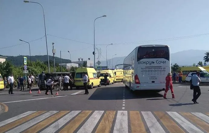 Число пострадавших при столкновении двух туристических автобусов в Сочи достигло 26 