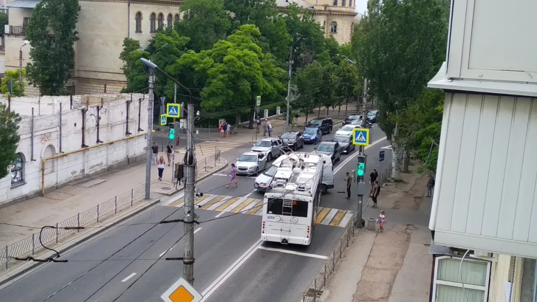 В Севастополе троллейбус и микроавтобус не поделили переход