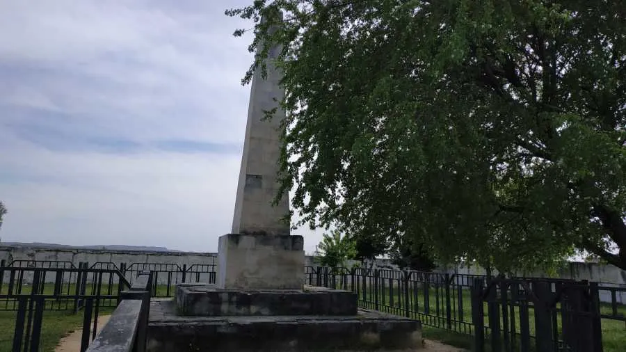 Россия поможет Севастополю возродить английское кладбище