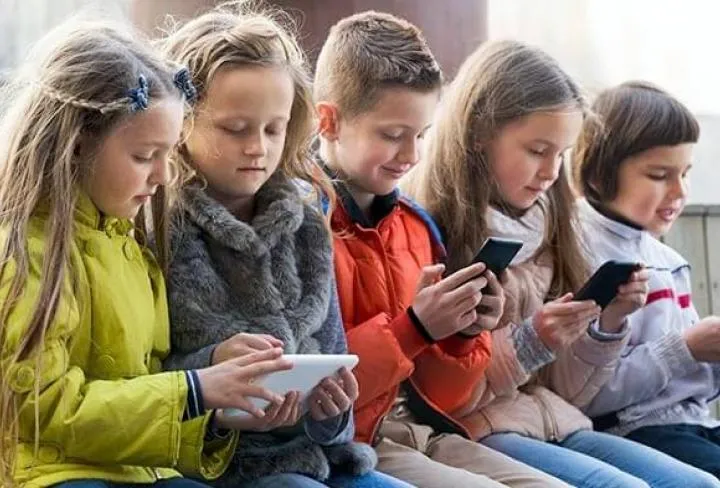 Опрос: 43% россиян не поддерживают идею с запретом смартфонов в школе