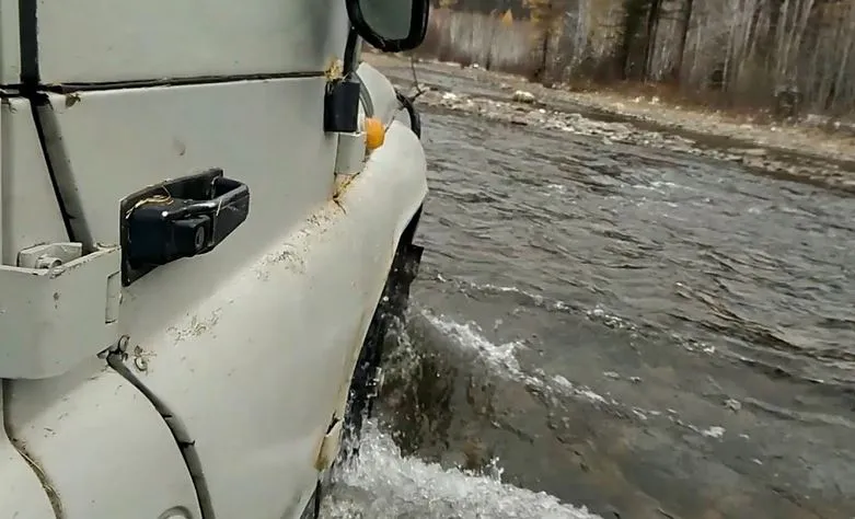 В Тыве при опрокидывании автомобиля в реку погибли 10 человек 