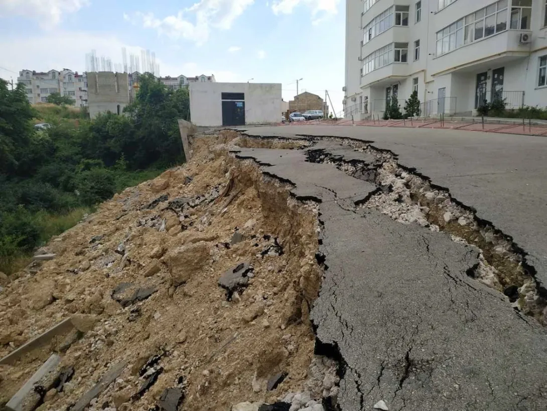 Рухнувшая в Севастополе подпорная стена угрожает целому району 