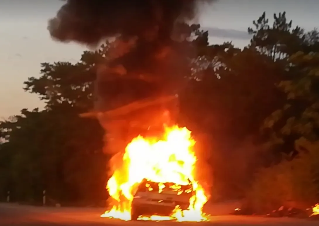 Огненная среда: в Севастополе сгорели два автомобиля 