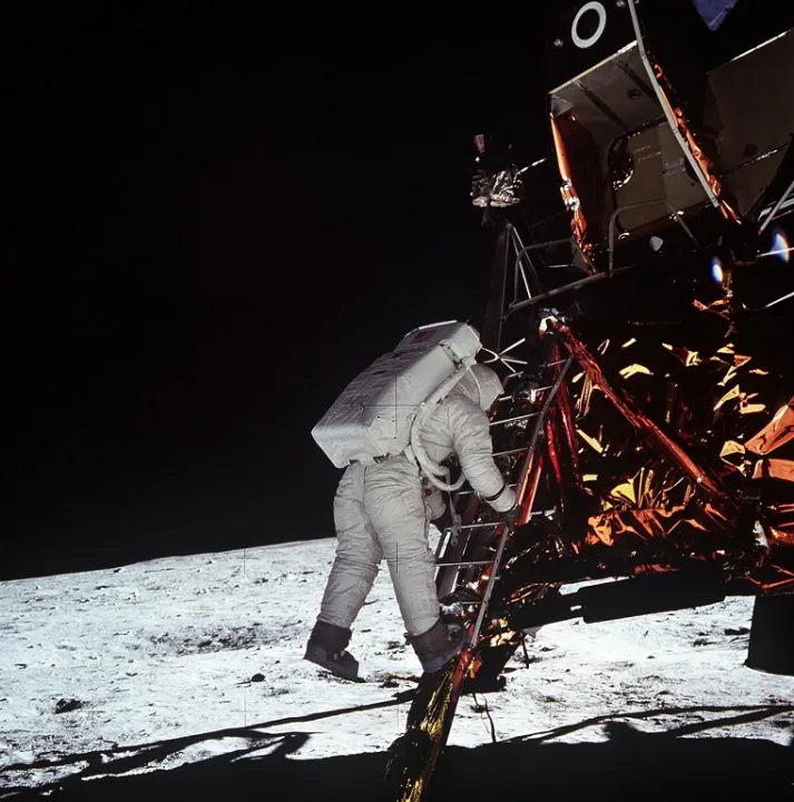 Рогозин поздравил главу NASA с 50-летием высадки на Луну