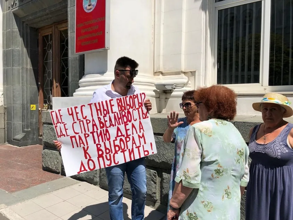 Предвыборные пикеты начались под избиркомом Севастополя