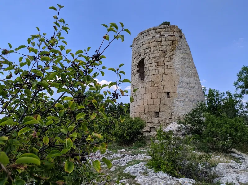 Сюйреньская крепость: средневековый лик хранит в скале тайны Крыма