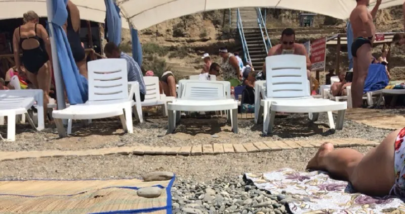 Отдыхающих на пляже в Крыму встречают уставшие хамы и пустые лежаки
