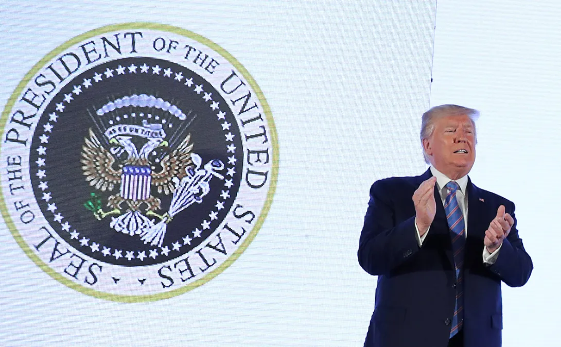 Трамп выступил на фоне двуглавого орла с клюшками для гольфа
