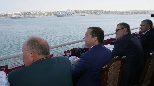Премьер-министр РФ Медведев посетил Севастополь на День ВМФ