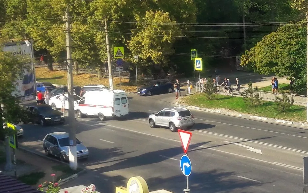 Тройное ДТП в Севастополе: «мерседес» вытолкнул мотоцикл на встречку 