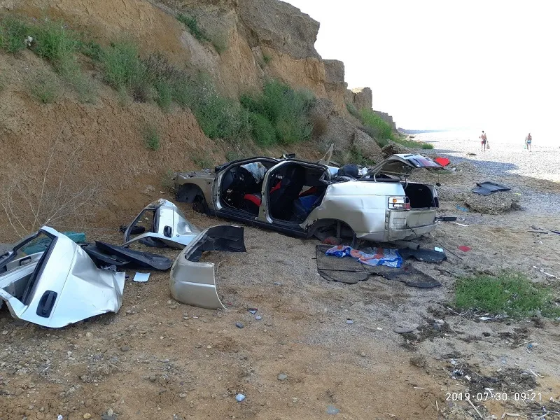 В Крыму автомобиль с человеком рухнул на пляж