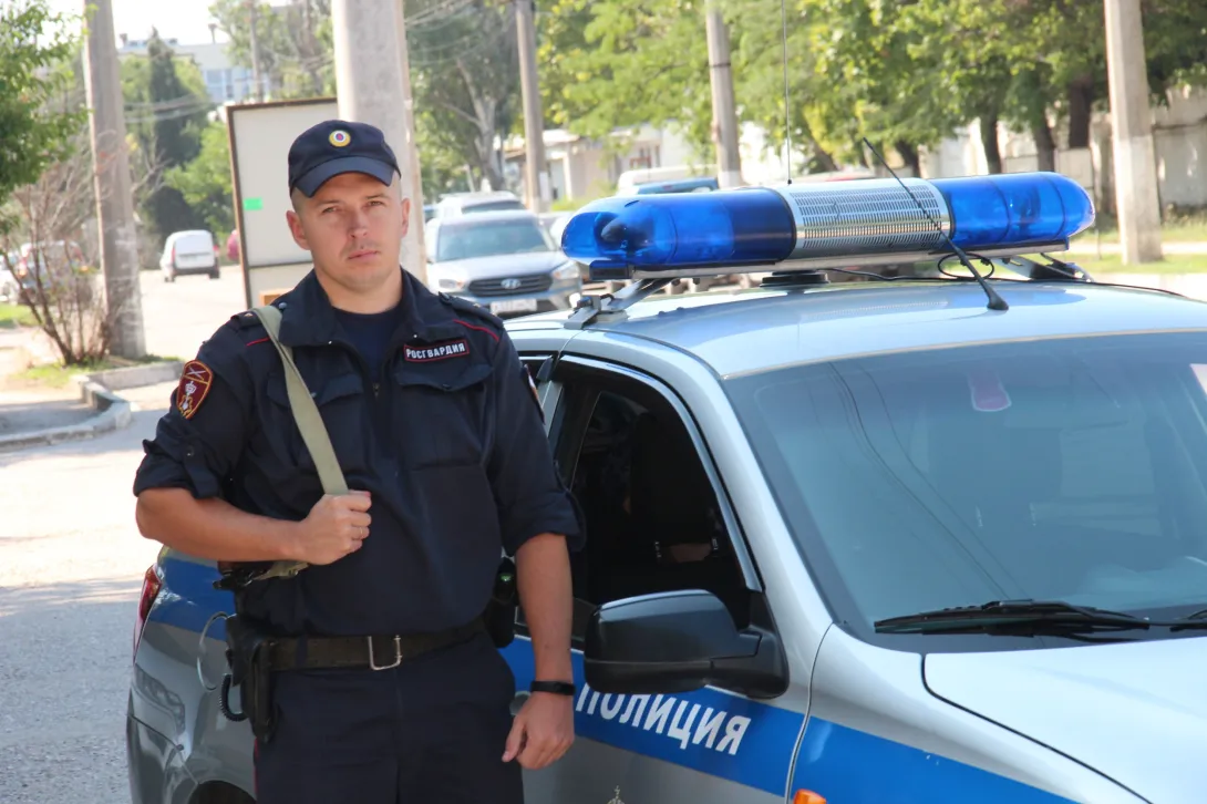 В Севастополе Росгвардеец спас женщину из горящего автомобиля