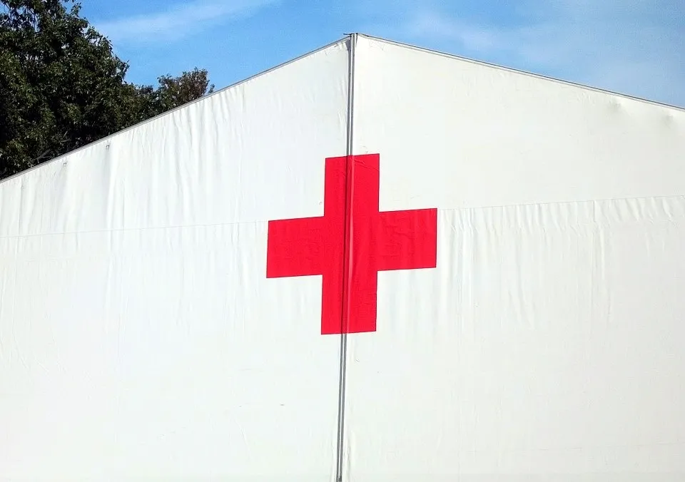 На земле инфекционки Севастополя поставлен красный крест