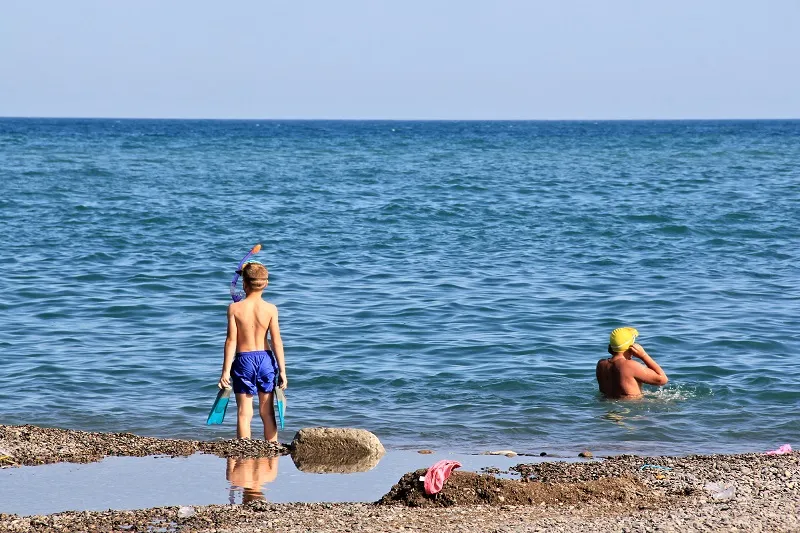 Пригодных для купания пляжей в Крыму становится все меньше