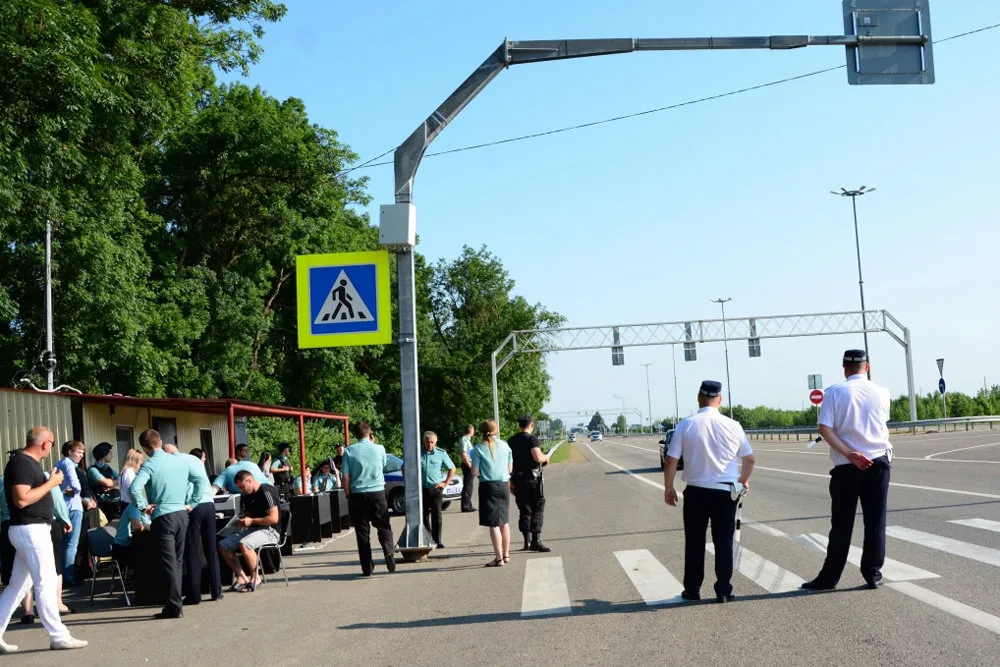 Судебные приставы устроили на трассе М4 штраф-пост