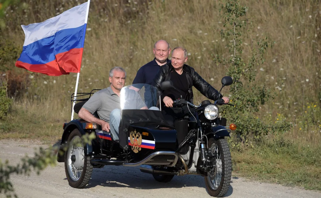Путин в Севастополе на мотоцикле приехал к горе Гасфорта