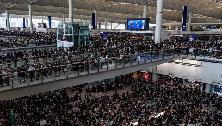 Все рейсы отменены: аэропорт Гонконга заблокирован демонстрантами