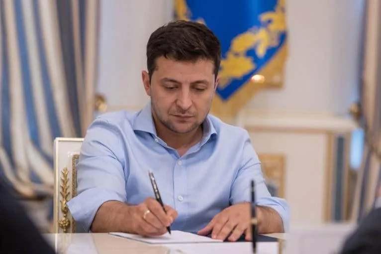 Зеленский освободил от должности представителя Киева в политической подгруппе