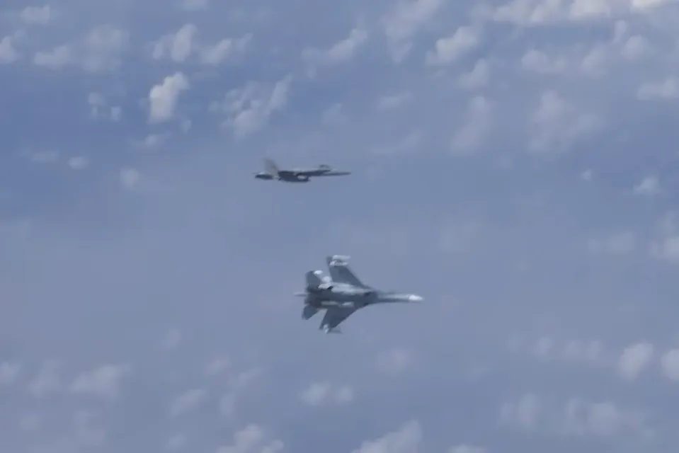 Российские Су-27 отогнали от самолета Шойгу истребитель НАТО (ВИДЕО)