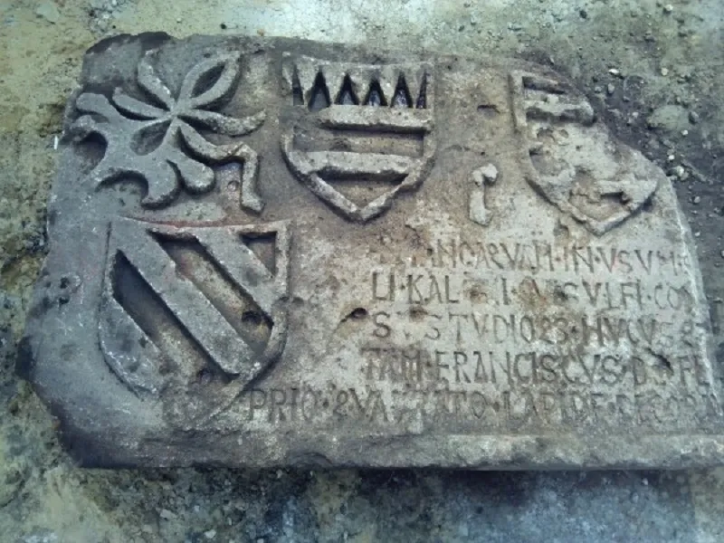 Древнюю плиту с гербами крымской Каффы нашли под Самарой