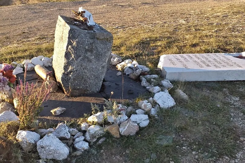 В Крыму неизвестные разбили памятник партизанам