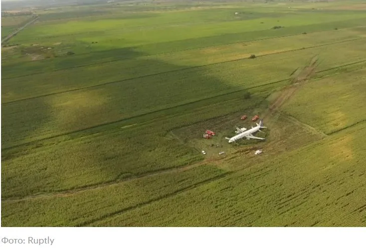 СМИ опубликовали расшифровку переговоров пилотов севшего в поле А321 