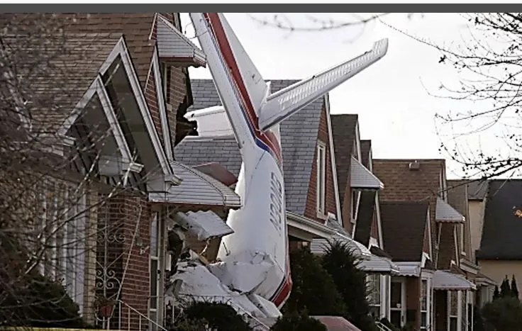 Один человек погиб при падении самолета на дом в штате Нью-Йорк