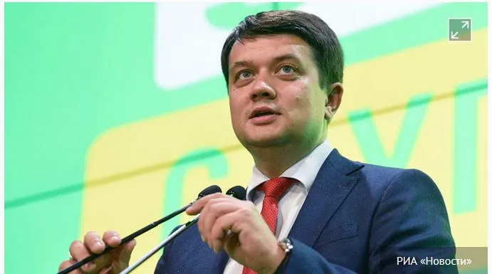 Глава партии Зеленского счел зарплату депутатов недостаточной