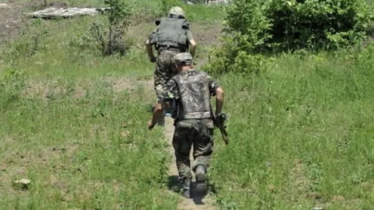 Украинские военные сбежали из части с автоматами на прием к Зеленскому