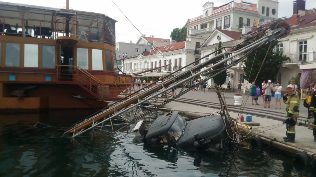 В Севастополе рухнул в море грузовик