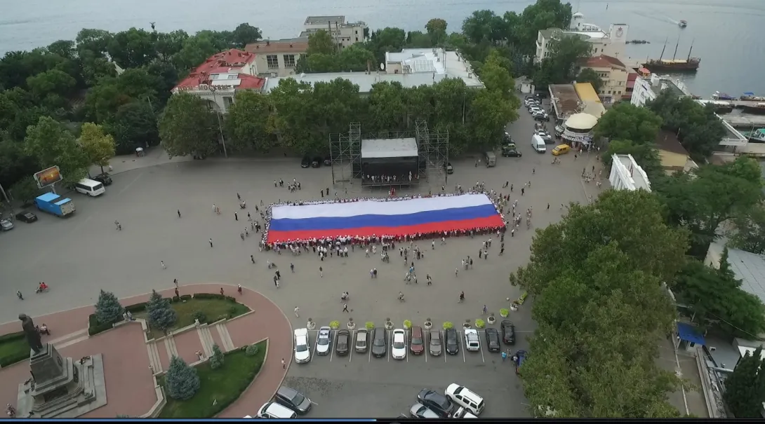 В Севастополе развернули самый большой флаг России