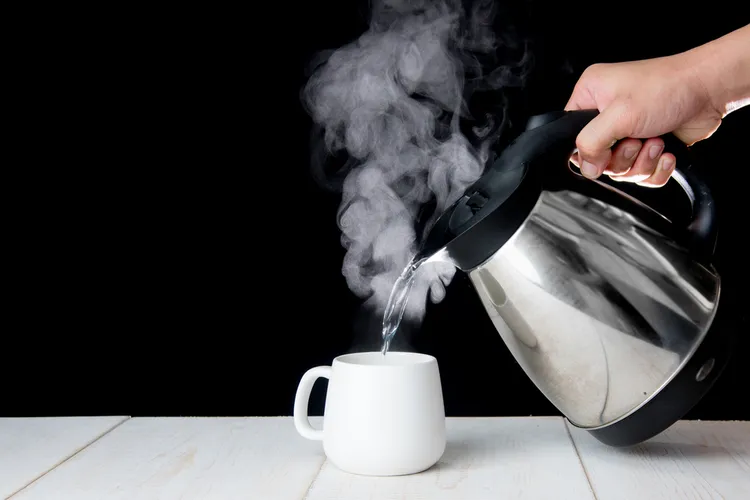 Специалисты Роскачества проверили безопасность электрических чайников