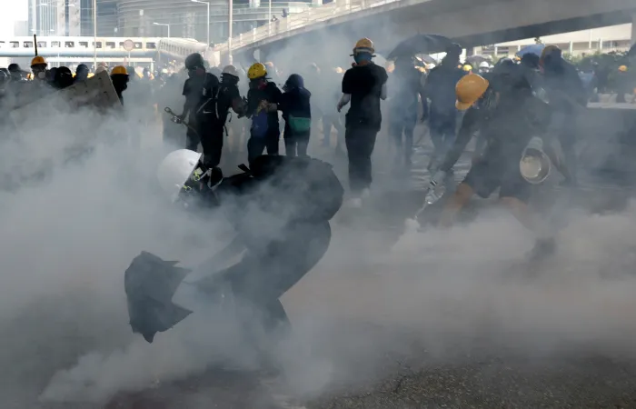 Полиция применила слезоточивый газ против протестующих в Гонконге
