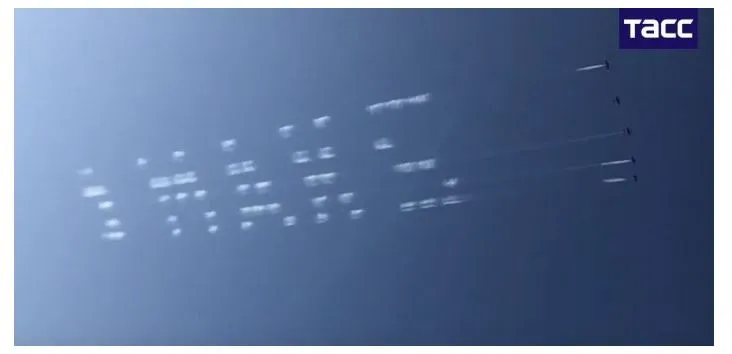 Российские летчики «напечатали» слова в небе, используя уникальную технологию.