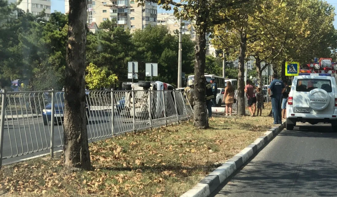 В Севастополе BMW перевернулся из-за неудачного обгона
