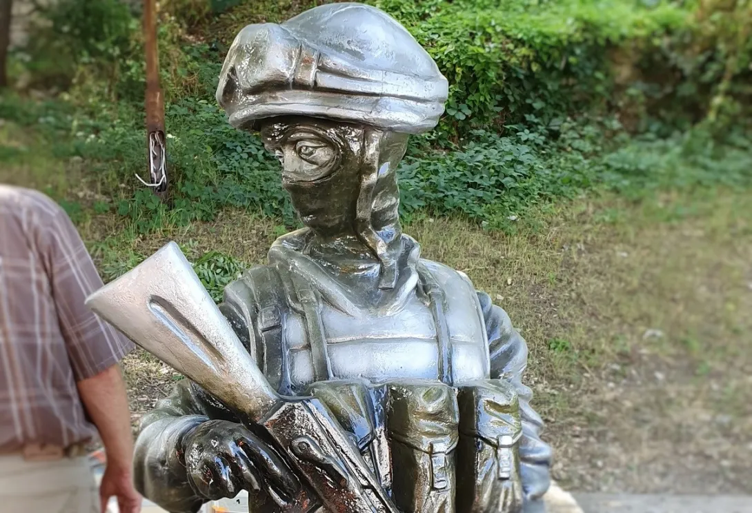 Доморощенный скульптор по заказу чиновника уродует Севастополь
