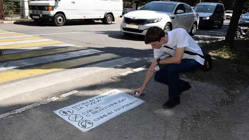 Под ногами пешеходов в Крыму появились инструкции с правилами поведения
