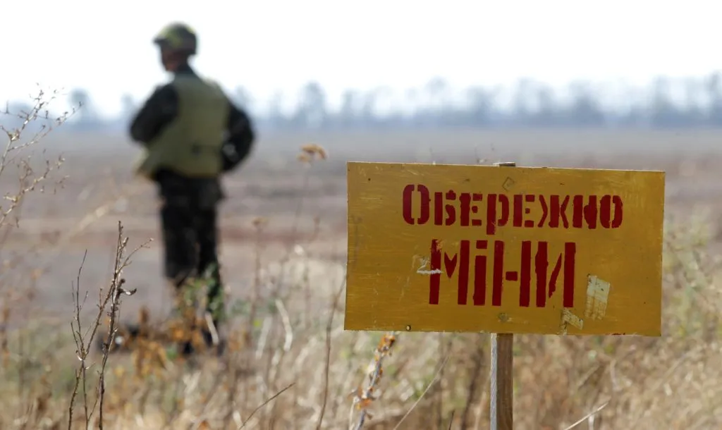 Армия Киева заминировала дорогу к участку разведения сил и средств в Петровском