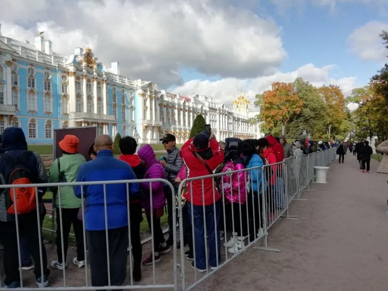 Китайцы создают километровые очереди в Царском селе